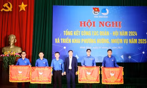 Tặng cờ cho 6 đơn vị dẫn đầu công tác Hội và phong trào thanh niên năm 2024. Ảnh: Lê Phước Ngọc - TTXVN 