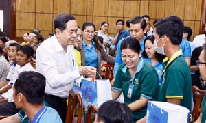Chủ tịch Quốc hội Trần Thanh Mẫn tặng quà Tết cho hộ nghèo, công nhân có hoàn cảnh khó khăn tỉnh Trà Vinh
