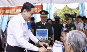 Chủ tịch Quốc hội Trần Thanh Mẫn thăm, tặng quà Tết đồng bào, chiến sĩ tại huyện Cầu Ngang