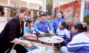 Tổ chức các hoạt động chăm lo Tết cho thiếu nhi xã Chiềng Ngàm (Sơn La)