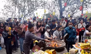 Hà Tĩnh: Chùa Hương Tích "hút" khách thập phương đầu năm mới