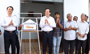 Bộ Dân tộc và Tôn giáo tặng nhà tình nghĩa cho gia đình người Khmer tỉnh Trà Vinh