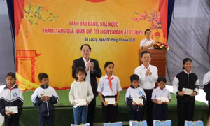 Phó Chủ tịch Quốc hội Trần Quang Phương chúc Tết và tặng quà cho các hộ nghèo ở Kon Tum