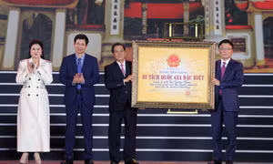 Phó Thủ tướng Lê Thành Long trao Bằng xếp hạng Di tích quốc gia đặc biệt cho Căn cứ bản doanh của Ngô Quyền