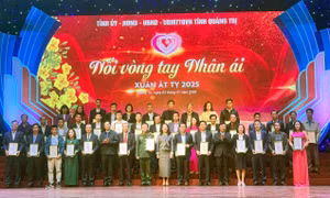 Các tổ chức ủng hộ chương trình “Nối vòng tay nhân ái” giúp người nghèo Quảng Trị. Ảnh: Nguyên Linh-TTXVN 