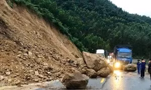 Khắc phục tình trạng đá lăn xuống chân đèo An Khê