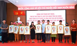 Tặng cờ Tổ quốc, ảnh Bác Hồ tại các xã mới ở vùng cao Hà Giang