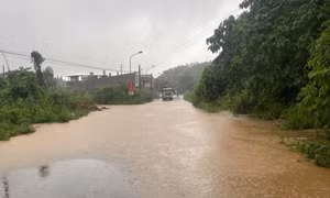 Mưa to kéo dài gây ngập lụt cục bộ nhiều tuyến đường ở Yên Bái