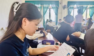 Bố trí lực lượng đưa các thí sinh dân tộc Chứt đến điểm thi tốt nghiệp THPT