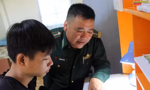 Bộ đội Biên phòng đồng hành với học sinh nghèo, hoàn cảnh khó khăn