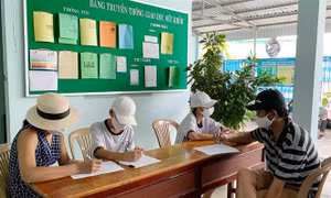Người dân trở về từ Đà Nẵng đến khai báo y tế tại Trung tâm Y tế quận Thủ Đức (T.P Hồ Chí Minh). Ảnh: Đinh Hằng – TTXVN