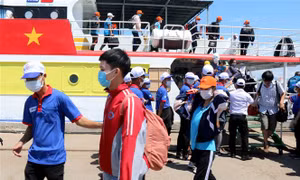 Các thí sinh huyện đảo Phú Quý được các đội “Tiếp sức mùa thi” của Tỉnh Đoàn Bình Thuận đón tại Cảng Phan Thiết. Ảnh: Nguyễn Thanh - TTXVN 