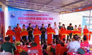 Các đại biểu cắt băng khánh thành điểm trường mầm non Hoa Ban. Ảnh: Hữu Quyết - TTXVN