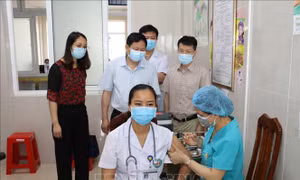 Tiêm vaccine phòng COVID-19 cho lực lượng tuyến đầu tại Bệnh viện Sản – Nhi tỉnh Ninh Bình. Ảnh: Đức Phương - TTXVN
