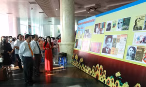 Cán bộ, đảng viên và nhân dân trên địa bàn thành phố Cà Mau đến xem triển lãm hình ảnh, tư liệu, sách báo với chủ đề 80 năm ra đời “Đề cương về văn hóa Việt Nam” (1943 – 2023). Ảnh: Kim Há-TTXVN
