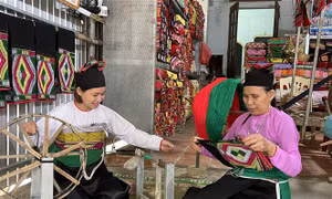 Người phụ nữ Mường gìn giữ nghề dệt vải thổ cẩm truyền thống ở Ngọc Lặc