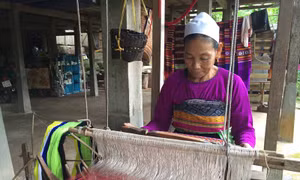 Dệt thổ cẩm là nghề truyền thống được người Thái ở Mai Châu (Hòa Bình) giữ gìn theo thời gian. Ảnh: baohoabinh.com.vn