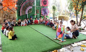 Trong giờ học ngoại khóa của cô và trò trường mầm non A Lù (huyện Bát Xát, tỉnh Lào Cai). Ảnh: Quốc Khánh - TTXVN
