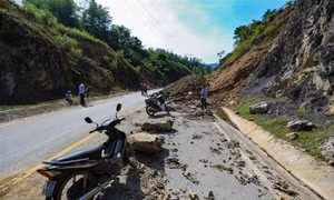 Nhiều điểm sạt lở làm đất, đá tràn xuống lòng đường. Ảnh: Lưu Trọng Đạt - TTXVN