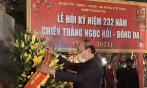 Thủ tướng dâng hương tại Tượng đài Quang Trung - Nguyễn Huệ