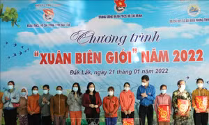 Trưởng Ban Dân vận Trung ương Bùi Thị Minh Hoài trao quà Tết cho các hộ đồng bào dân tộc thiểu số khó khăn tại xã biên giới Krông Na. Ảnh: Tuấn Anh – TTXVN