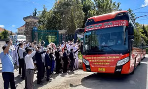 Lãnh đạo tỉnh và ngành y tế Lâm Đồng tiễn đoàn bác sỹ, điều dưỡng lên đường chống dịch COVID-19 tại TP Hồ Chí Minh. Nguồn: baolamdong.vn