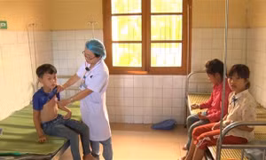 Học sinh được điều trị tại Bệnh viện đa khoa huyện Bắc Hà. Ảnh: Hương Thu-TTXVN