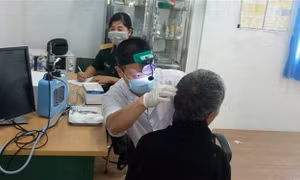Đội ngũ y, bác sỹ của Tổng cục kỹ thuật kết hợp với trạm y tế xã Lơ Pang khám, cấp phát thuốc cho người nghèo, gia đình chính sách xã Lơ Pang, huyện Mang Yang (Gia Lai). Ảnh: Hồng Điệp - TTXVN