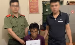 Đối tượng Giàng Khăm My cùng tang vật tại cơ quan Công an. Ảnh: Nguyễn Cường - TTXVN
