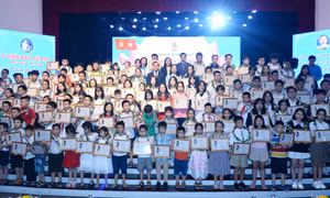 Phó Chủ tịch nước Võ Thị Ánh Xuân cùng các học sinh. Ảnh: Minh Đức - TTXVN