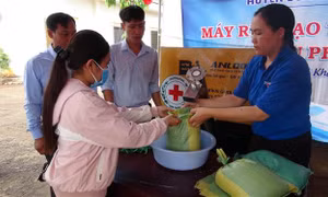 Dịch COVID-19: Máy phát gạo tự động và gian hàng 0 đồng tiếp tục về vùng biên Bình Phước