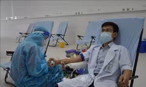 Cán bộ, nhân viên y tế của Bệnh viện Đa khoa Tâm Trí Đồng Tháp tham gia hiến máu tình nguyện. Ảnh: Nhựt An-TTXVN