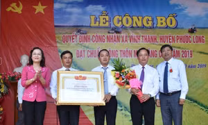 Lãnh đạo Tỉnh ủy, UBND tỉnh Bạc Liêu trao bằng công nhận và tặng hoa chúc mừng xã Vĩnh Thanh đạt chuẩn NTM nâng cao. Ảnh:baobaclieu.vn 