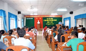 Bồi dưỡng lý luận chính trị cho đảng viên mới. Nguồn: soctrang.dcs.vn