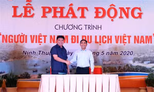 Hiệp hội Du lịch và Sở Văn hóa-Thể thao và du lịch tỉnh Ninh Thuận ký kết Chương trình “Người Việt Nam đi du lịch Việt Nam”. Ảnh: Công Thử - TTXVN