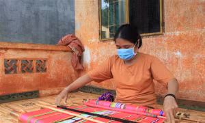 Phụ nữ S’tiêng phát huy nét đẹp dệt thổ cẩm