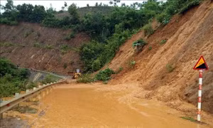 Sơn La: Sạt lở đá trên Quốc lộ 37 gây ùn tắc giao thông