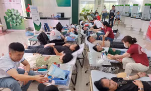 Người dân Kon Tum trao giọt hồng, trao yêu thương