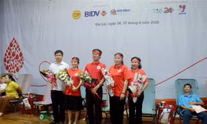 Đợt hiến máu tình nguyện tại tỉnh Gia Lai có sự tham gia của bà Huỳnh Nữ Thu Hà, Phó Chủ tịch UBND tỉnh Gia Lai (thứ 2 bên phải) và ông Nguyễn Hưu Quế, Chủ tịch Ủy ban nhân dân thành phố Pleiku (ngoài cùng bên trái) tham gia. Ảnh: Quang Thái- TTXVN
