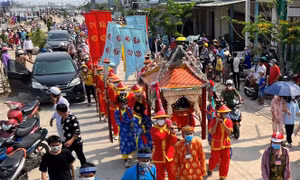 Lễ hội Nghinh Ông Đông Hải thu hút đông đảo du khách tham quan, chiêm bái