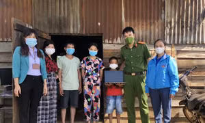 Chương trình “Sóng và máy tính cho em” - Chắp cánh ước mơ cho học trò nghèo Đắk Lắk