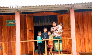 Người dân bản Dốc Mây, xã Trường Sơn, huyện Quảng Ninh (Quảng Bình) vui mừng đón Tết trong ngôi nhà mới Đại đoàn kết. Ảnh: Tá Chuyên - TTXVN