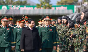 Thủ tướng Chính phủ Phạm Minh Chính kiểm tra công tác sẵn sàng chiến đấu của Lữ đoàn Trinh sát đặc nhiệm K3. Ảnh: Dương Giang - TTXVN
