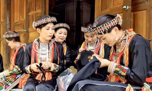 Từ bao đời nay, người Dao đỏ luôn gìn giữ, bảo tồn nghề thêu thổ cẩm truyền thống với các hoa văn, cách bài trí cùng gam màu sắc rực rỡ, nổi bật tạo nên bộ trang phục mang nét đặc sắc riêng. Ảnh: Tuấn Anh - TTXVN