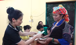 Người dân vùng biên phấn khởi nhận quà Quốc khánh
