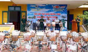 Năm học mới 2025 - 2026: Hỗ trợ học sinh khó khăn vùng biên giới biển