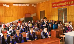 Gần 8 năm làm Bí thư chi bộ bản Háng Blaha, Vàng A Hồng giúp trên 40 hộ dân trong bản thoát nghèo, góp phần giảm tỷ lệ hộ nghèo từ trên 90% xuống còn khoảng 40%. Ảnh: Đinh Thùy - TTXVN