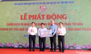 Phó Thủ tướng Chính phủ Nguyễn Chí Dũng ủng hộ Chương trình “Xóa nhà tạm, nhà dột nát” tỉnh Ninh Thuận. Ảnh: Công Thử - TTXVN
