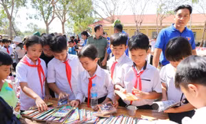 Trẻ em vùng biên giới xã Tân Lập, huyện Tân Biên thích thú khi được tặng truyện tranh. Ảnh: Huyền Trang - TTXVN