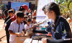 Ngày 9/3/2025, tại Trường Tiểu học Cù Chính Lan, xã Ia Chía, huyện Ia Grai, tỉnh Gia Lai diễn ra Chương trình “Tháng Ba biên giới” năm 2025 với chủ đề “Biên giới trong trái tim tôi”. Chương trình do Công ty TNHH Doanh nghiệp xã hội từ thiện và hỗ trợ phát triển cộng đồng Fly To Sky cùng Nhóm từ thiện Fly To Sky tổ chức, dưới sự chỉ đạo của Trung tâm Tình nguyện Quốc gia (Trung ương Đoàn), sự phối hợp của Cơ quan thường trú Thông tấn xã Việt Nam tại tỉnh Gia Lai và một số tổ chức Đoàn trên địa bàn. Ảnh: Hồng Điệp - TTXVN